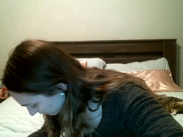 بنت حلوة قمر تغري حبيبها على السرير وينيكها في كسها