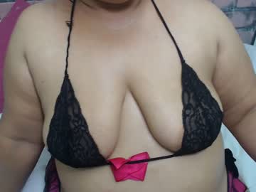 تركب على زبره وبزازها الكبيرة تهتز بعنف