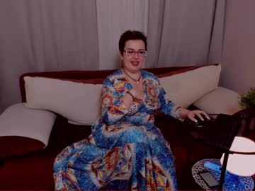 ربة المنزل تتناك في كسها وخرم طيزها في وقت واحد