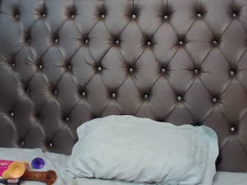 لاتينية تتناك في طيزها من تحت الكيلوت