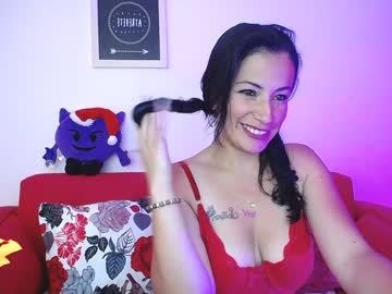 ميلف سمينة جميلة تمص الزب وتتناك