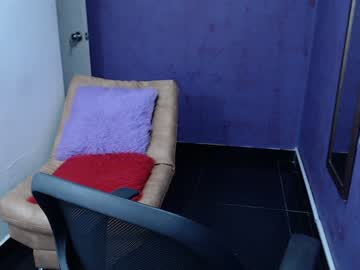 بنت صغيرة ممحونة تمص زبر طربوشه كبير