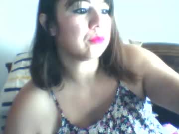 متجوزة بس هيجانة ونازلة في كسها لعب وبعابيص