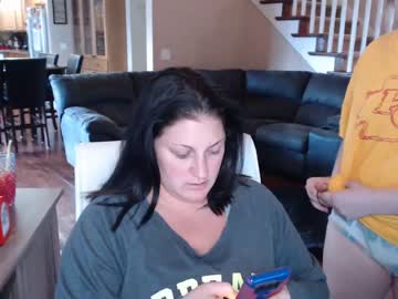 الاخت دخلت على اخوها وهو يستمني فانضمت له في المتعة