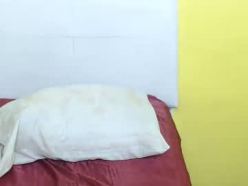 الاخت الشرموطة تستدرج صديق اخوها لينيكها