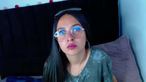 تستغل صداقتها مع اخته لتحصل على زبره الكبير