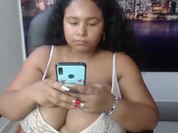 النساء ذوات الشعر الأحمر والزبر الأسود الكبير