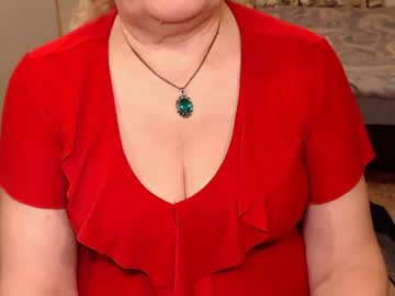 الأم تعطي ابنها هدية العمر