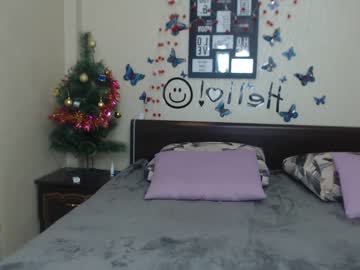 الأم تكلم الاب في الهاتف والابن يتحرش بها